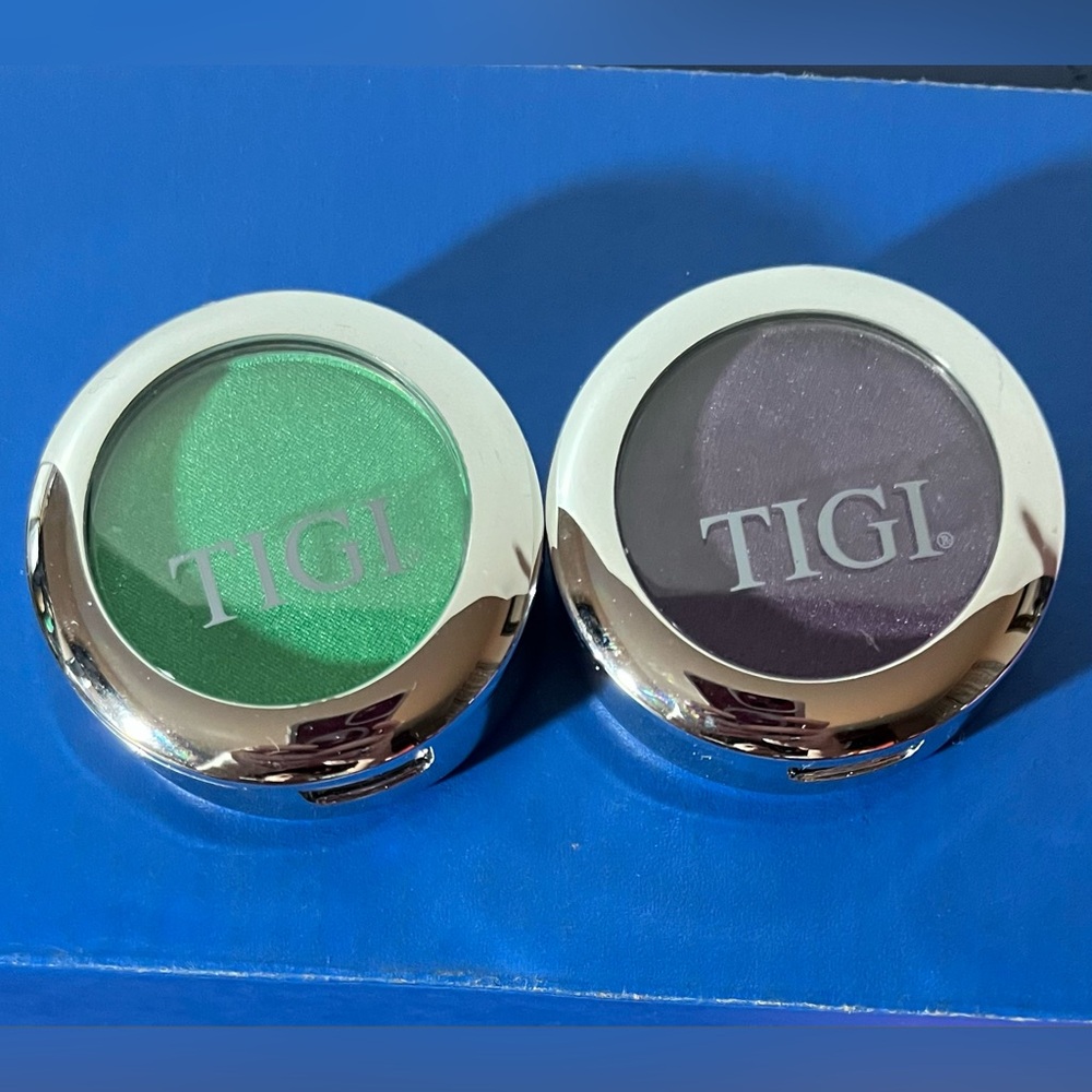 TIGI - PAIR HIGH DENSITY EYESHADOW IN SHADES PURPLE HAZE and GREEN ((brand new)